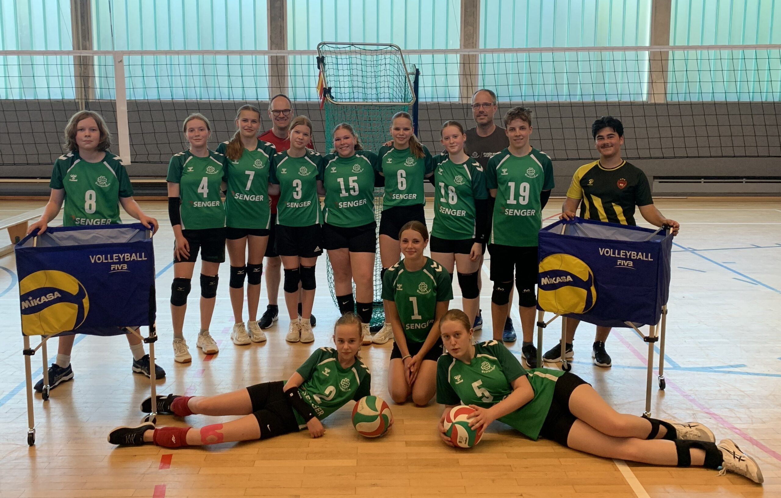 Überreichung des Equipments von Frank Walpuski an Volleyball Jugend